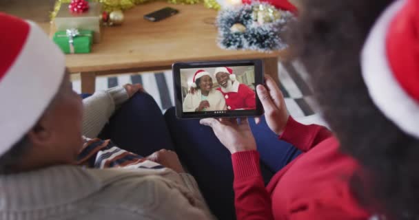 Madre Hija Afroamericanas Usando Tableta Para Videollamada Navidad Con Pareja — Vídeos de Stock