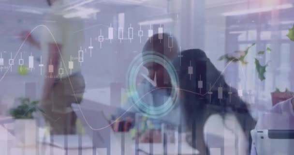 Animacja Zegara Statystyk Przetwarzania Danych Finansowych Nad Bizneswoman Pomocą Tabletu — Wideo stockowe
