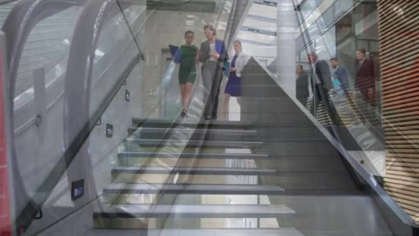 Modern Ofiste Konuşan Adamları Üzerinde Yürüyen Merdivenin Animasyonu Finans Konsepti — Stok video
