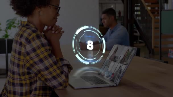 Animering Scope Scanning Med Nedräkning Över Kvinna Laptop Videosamtal Globalt — Stockvideo