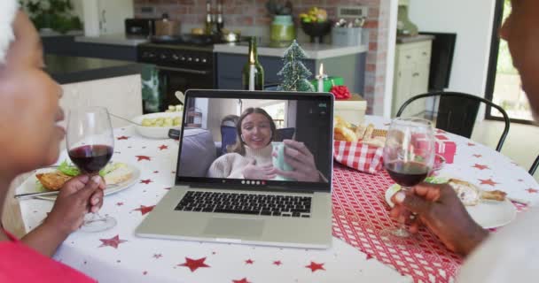 Casal Afro Americano Com Vinho Usando Laptop Para Chamada Vídeo — Vídeo de Stock