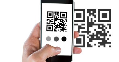 Beyaz arkaplan üzerinde kopyalama alanı olan akıllı telefonlu el taraması QR kodu. kablosuz teknoloji, mobil uygulama ve nakitsiz teknoloji kavramı.