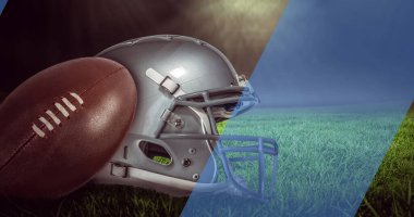 Çim sahada Amerikan futbolu ve kaskının üzerinde hareket eden çapraz mavi şerit. spor, rekabet ve dijital olarak üretilen Amerikan futbolu konsepti.