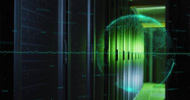 Bilgisayar sunucusunun yeşil ışıkları üzerinde veri işleme ve küre resmi. dijital arayüz, bulut hesaplama konsepti ve teknoloji konsepti dijital olarak oluşturulmuş görüntü.