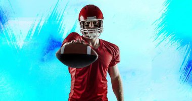 Amerikan futbolcusunun soyut mavi arka planda top oynarken çekilmiş dijital görüntüsü. rekabetçi spor ve meydan okuma.