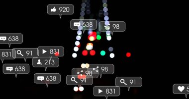 Odak şehir ve araba ışıkları dışında sosyal medya simgeleri ve numaralar. küresel sosyal medya, bağlantılar ve dijital arayüz konsepti dijital olarak oluşturulmuş görüntü.