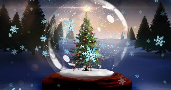 Σύνθετη Εικόνα Διακοσμημένου Χριστουγεννιάτικου Δέντρου Χιονόμπαλα Νιφάδες Χιονιού Στο Ηλιοβασίλεμα — Φωτογραφία Αρχείου