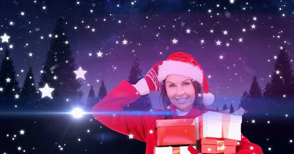 Komposition Einer Glücklichen Frau Mit Weihnachtsgeschenken Vor Sternenklarem Hintergrund Mit — Stockfoto