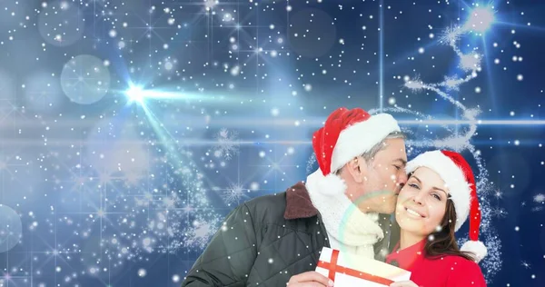Composition Homme Embrassant Petite Amie Heureuse Avec Cadeau Noël Sur — Photo
