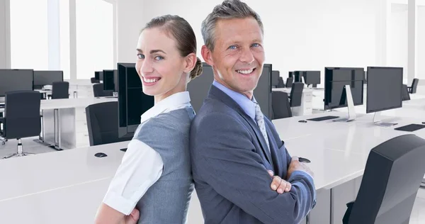 笑顔のビジネスマンと腕を持つビジネスマンのデジタル複合体に戻るに立って渡った ビジネスとチームワーク — ストック写真