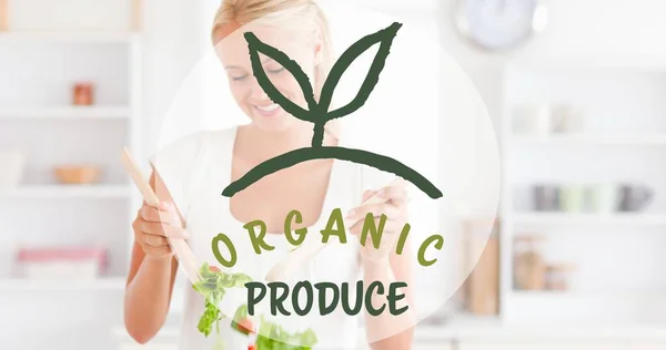 Evde Salata Hazırlayan Gülümseyen Kadının Üzerine Organik Ürün Sembolünün Dijital — Stok fotoğraf