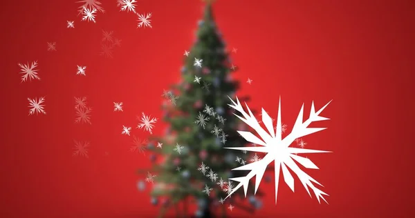 具有复制空间的红色背景的雪花和圣诞节树的复合图像 圣诞节的庆祝活动 传统和载体 — 图库照片