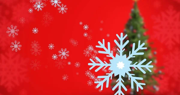 Kar Tanelerinin Noel Ağacının Dijital Bileşik Görüntüsü Kırmızı Arka Planda — Stok fotoğraf