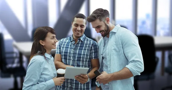 Digitales Kompositbild Lächelnder Junger Geschäftskollegen Die Über Ein Digitales Tablet — Stockfoto