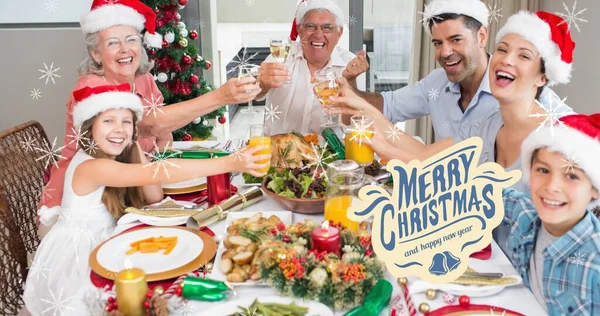 Famille Multigénérationnelle Joyeuse Chapeaux Santa Toasts Boissons Table Manger Fête — Photo