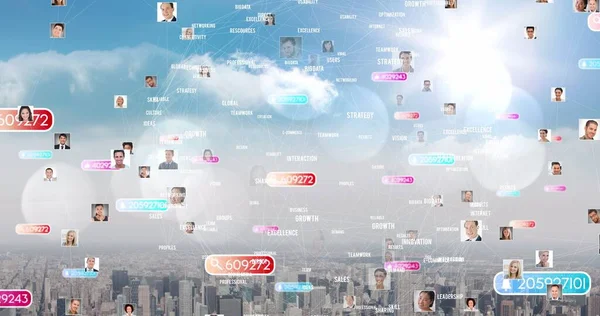 Skład Ludzi Połączonych Globalnie Przez Sieć Komputerową Miastem Chmurami Tle — Zdjęcie stockowe