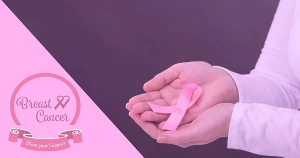 Γυναίκα Σύνθημα Ευαισθητοποίησης Του Καρκίνου Του Μαστού Και Κορδέλα Μωβ — Φωτογραφία Αρχείου
