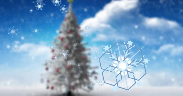 Zusammengesetztes Bild Von Schneeflocken Und Weihnachtsbaum Vor Wolkenverhangenem Himmel Mit — Stockfoto