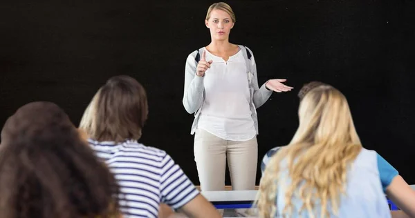 Enseignant Gestuelle Tout Expliquant Les Étudiants Adultes Masculins Féminins Sur — Photo