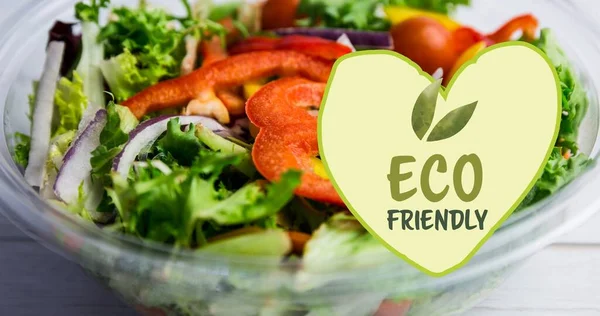 Primer Plano Ecológico Forma Corazón Sobre Ensalada Fresca Tazón Compuesto — Foto de Stock