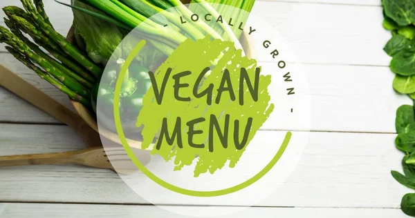 在木制桌子上的新鲜蔬菜上 有当地种植的蔬菜菜单的特写 健康食品的数字组合及标志 — 图库照片
