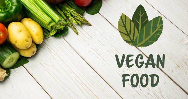 Высокий угол обзора веганской еды с листьями и свежими овощами на деревянном столе. Цифровой состав здоровой пищи и знак.