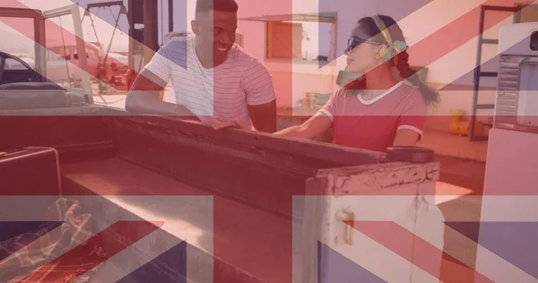 Mosolygó Multiracionális Pár Nézik Egymást Járművel Union Jack Zászlóval Digitális — Stock Fotó