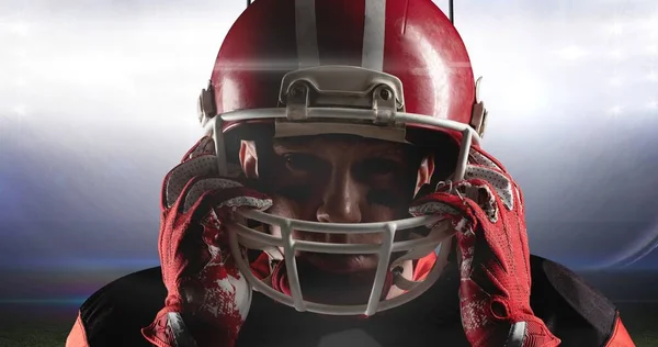 Портрет Уверенного Американского Футболиста Регулирующего Шлем Освещенной Спортивной Площадке Спорт — стоковое фото