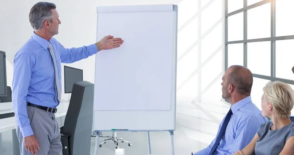 Reifer Geschäftsmann Gestikuliert Bei Besprechungen Mit Kollegen Leeren Flipchart Mit — Stockfoto