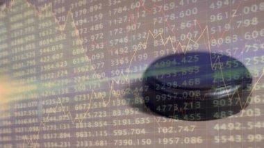 Müzayedecinin çekiciyle ilgili istatistik ve finansal veri işleme animasyonu. küresel iş, veri işleme, finans, kriz ve durgunluk kavramı dijital olarak oluşturulmuş video.
