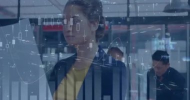 İş kadını hakkında istatistik ve veri işleme animasyonu. küresel bağlantılar, iş ve finans kavramı dijital olarak oluşturulmuş video.