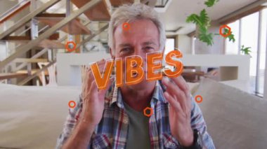 Animasyon, evde videolu görüşme yapan mutlu beyaz adam üzerine turuncu renkli mesajlar. emeklilik yaşam tarzı ve iletişim teknolojisi konsepti dijital olarak oluşturulmuş video.