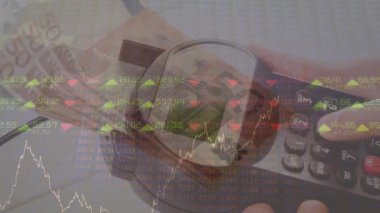 Banknotlar, istatistikler ve finansal veri işleme üzerinden ödeme terminalinin animasyonu. global business, data işleme ve finans konsepti dijital olarak oluşturulmuş video.