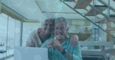 Dizüstü bilgisayar kullanarak, üst düzey Kafkas çifti üzerindeki simgelerle bağlantı ağının animasyonu. küresel bağlantılar, dijital arayüz ve teknoloji konsepti dijital olarak oluşturulmuş video.