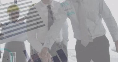 Toplantıdaki iş adamları üzerinde istatistik ve mali veri işleme animasyonu. küresel iş, bağlantılar ve veri işleme kavramı dijital olarak oluşturulmuş video.