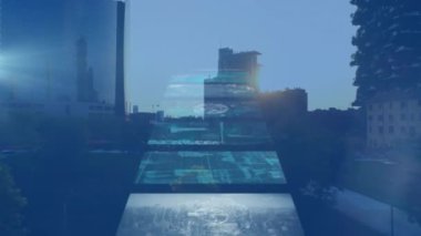 Şehir manzarası üzerindeki ekranlarda veri işleme animasyonu. küresel bağlantılar ve veri işleme konsepti dijital olarak oluşturulmuş video.