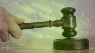 İstatistiklerin animasyonu ve müzayedecinin çekicinin üzerindeki oklarla finansal veri işleme. küresel iş, veri işleme, finans, kriz ve durgunluk kavramı dijital olarak oluşturulmuş video.