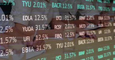 Toplantıdaki iş adamları üzerinde finansal veri işleme animasyonu. küresel iş ve veri işleme kavramı dijital olarak oluşturulmuş video.