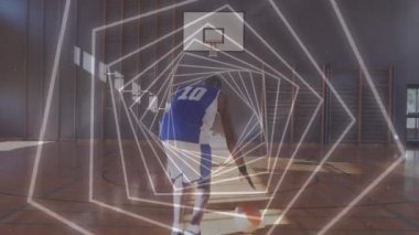 Basketbolcu ve top üzerinde dönen altıgenlerin animasyonu. spor ve yarışma konsepti dijital olarak oluşturulmuş video.