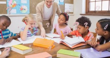 Bayan ilkokul öğretmeni ve sınıftaki çeşitli öğrencilerin soru işaretlerinin animasyonu. Ulusal bilgi yarışması günü, bilgi, sorular, sınavlar ve yarışmalar konsepti dijital olarak oluşturuldu.