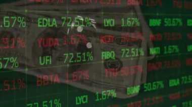 Zarlar üzerinde finansal veri işleme animasyonu ve yeşil arka planda Amerikan doları banknotları. iş, finans ve kumar konsepti dijital olarak üretilen video.
