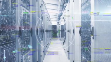 Bilgisayar sunucularıyla teknoloji odasında yapılan tarama ve veri işleme animasyonları. küresel veri işleme, bağlantılar ve dijital arayüz konsepti dijital olarak oluşturulmuş video.