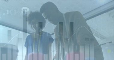 Ofiste konuşan yaratıcı moda tasarımcılarıyla ilgili finansal istatistiklerin animasyonu. finans, iş ve işyeri konsepti dijital olarak oluşturulmuş video.