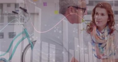 Toplantıdaki iş adamlarıyla ilgili istatistik ve veri işleme animasyonları. küresel iş, veri işleme ve dijital arayüz kavramı dijital olarak oluşturulmuş video.