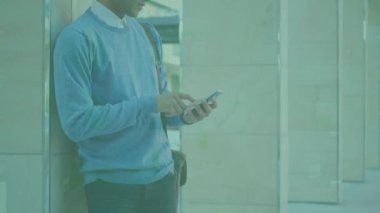 Akıllı telefon kullanan adamın istatistiksel işlemlerinin animasyonu. Sosyal medya, bağlantılar, veri işleme ve teknoloji konsepti dijital olarak oluşturulmuş video.