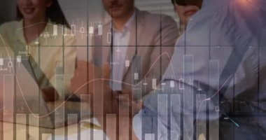 Toplantıdaki iş adamlarıyla ilgili istatistik ve veri işleme animasyonları. küresel iş, veri işleme ve dijital arayüz kavramı dijital olarak oluşturulmuş video.