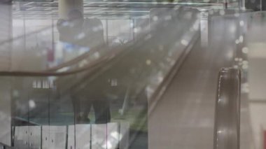Modern ofiste konuşan iş adamları üzerinde yürüyen merdivenlerin animasyonu. iş, finans ve ağ konsepti dijital olarak oluşturulmuş video.