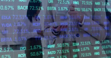 Toplantıdaki iş adamları üzerinde finansal veri işleme animasyonu. küresel mimari, işletme, veri işleme ve dijital arayüz kavramı dijital olarak oluşturulmuş video.