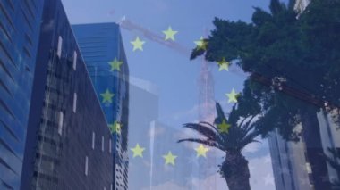 Hızlı hareket eden vinç ve modern kentteki yüksek binalar üzerinde Avrupa Birliği bayrağının animasyonu. Avrupa Birliği, siyaset, iş ve inşaat konsepti dijital olarak oluşturulmuş video.