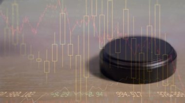 Müzayedecinin çekiciyle ilgili istatistik ve finansal veri işleme animasyonu. küresel iş, veri işleme, finans, kriz ve durgunluk kavramı dijital olarak oluşturulmuş video.